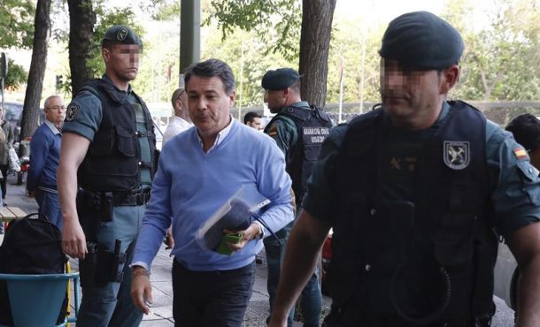 El expresidente de la Comunidad de Madrid, Ignacio González (c), a su llegada al despacho que tiene en la calle Alcalá de Madrid acompañado por Guardias Civiles. Efe