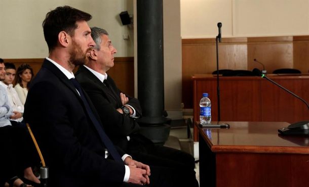 El jugador del FC Barcelona Lionel Messi y su padre, Jorge Horacio Messi (d), en la sala de la Audiencia de Barcelona durante una de las jornadas. Efe