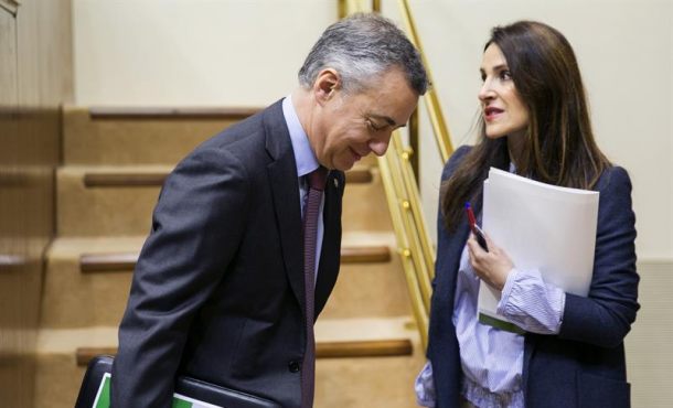 El presidente autonómico vasco, Iñigo Urkullu, y la presidenta del Parlamento Vasco, Bakartxo Tejería, momentos antes del pleno del Parlamento Vasco, ayer. Efe.