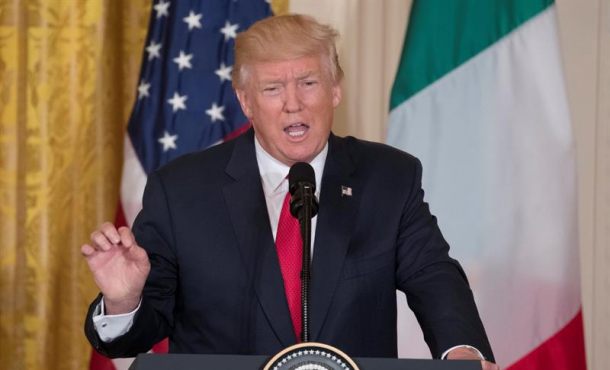 El presidente de EE.UU. Donald J. Trump habla en una rueda de prensa conjunta con el primer ministro de Italia Paolo Gentiloni (no en la foto) durante una rueda. Efe