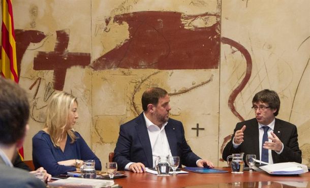 El presidente de la Generalidad de Cataluña, Carles Puigdemont Casamajó, junto al vicepresidente, Oriol Junqueras (c), y la consejera de Presidencia, Neus Munté (i) Archivo Efe.