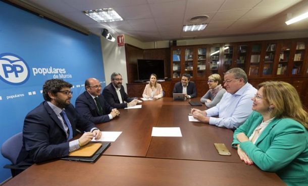 El presidente de la Región de Murcia Pedro Antonio Sánchez (2i); acompañado por el diputado nacional, Francisco Bernabé (2d); la consejera de Cultura y Portavocía, Noelia Arroyo (3d). Efe