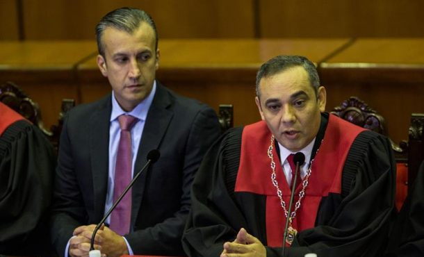 El presidente del Tribunal Supremo de Justicia de Venezuela (TSJ), el magistrado Maickel Moreno (C), habla junto al vicepresidente de Venezuela, Tarek El Aissami (i). Efe