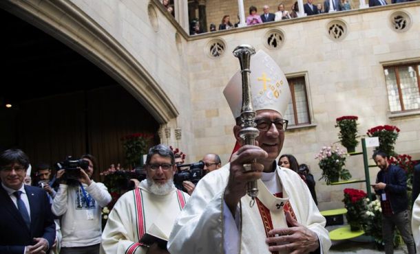 El presidente separatista catalán, Carles Puigdemont (i), y el arzobispo de Barcelona, Joan Josep Omella (d), durante la bendición... San Jorge de 2017. Efe