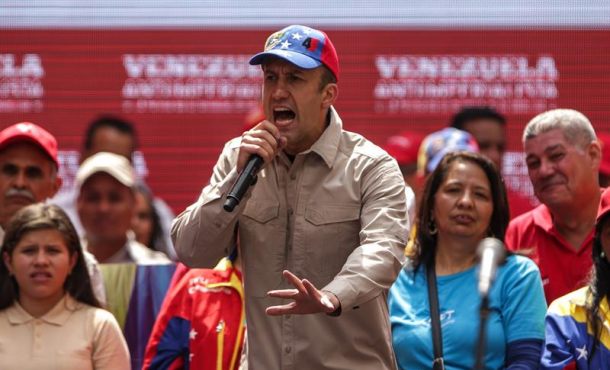 El vicepresidente de Venezuela, Tareck El Aissami (c), habla ante simpatizantes en una marcha contra sesión OEA sobre la situación del país el 28 de marzo de 2017, en Caracas (Venezuela). Efe.
