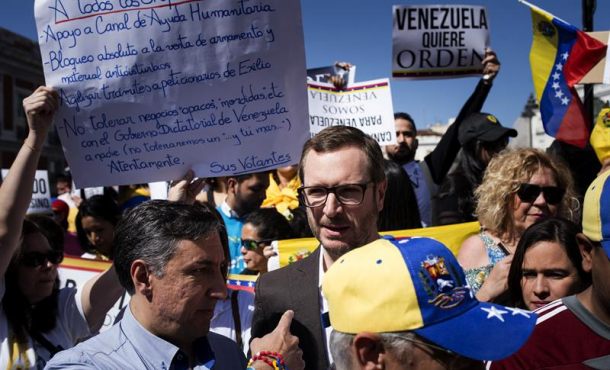 El vicesecretario de Acción Sectorial del PP, Javier Maroto (c), ha participado hoy en la concentración celebrada en la Puerta del Sol de Madrid... Efe.