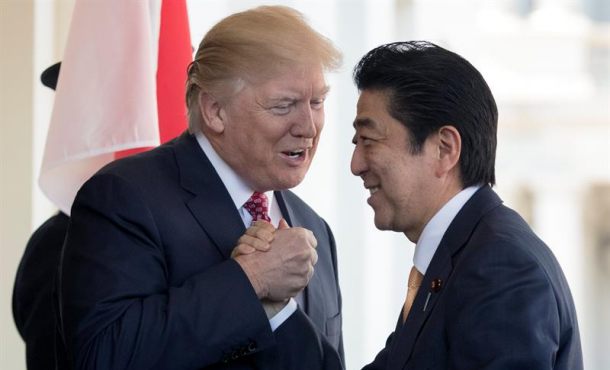 En la imagen, el presidente estadounidense, Donald Trump (i) saluda al primer ministro japonés, Shinzo Abe (d) . Archivo Efe.