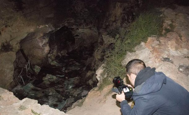 (España), lunes 3 de abril de 2017. Mueren tres personas en un incendio. Un fotógrafo toma imágenes del lugar donde esta tarde han fallecido calcinados tres jóvenes. Efe