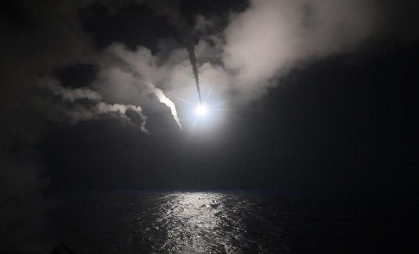 Fotografía cedida por la Oficina de Información de la Marina de los Estados Unidos que muestra la nave destructora de misiles USS Porter al momento de lanzar un ataque con misiles. Efe