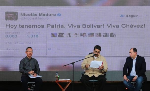 Imagen cedida por el Palacio de Miraflores del presidente de Venezuela, Nicolás Maduro (c), hablando durante un acto con simpatizantes transmitido por la televisión. Efe