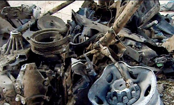 Imagen obtenida de la televisión siria, que muestra los restos de un coche bomba, que estalló en las proximidades del Aeropuerto. Archivo Efe.