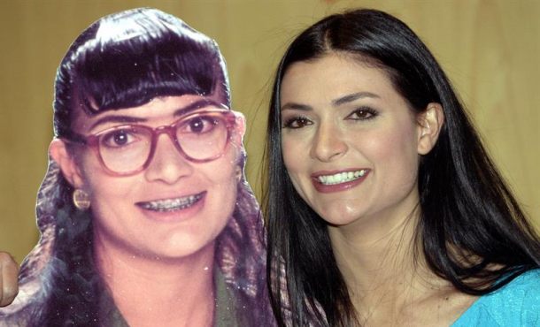 La actriz colombiana Ana María Orozco, posa con una reproducción del personaje que interpretó en la serie de televisión 'Yo soy Betty, la fea'. Archivo Efe.