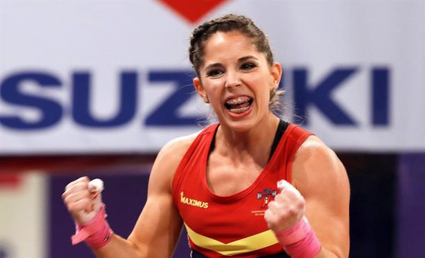 La española Atenery Hernández celebra haber logrado dos medallas de plata y una de bronce en dos tiempos en la categoría de 53 kilos de los Campeonatos de Europa de halterofilia, Efe.