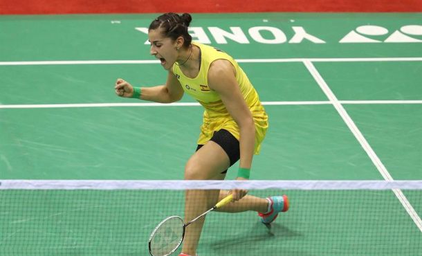 La española Carolina Marín en acción ante la japonesa Akane Yamaguchi (fuera de la imagen) durante el partido del Abierto de la India que se disputa en Nueva Delhi, India. Efe.