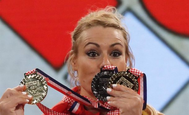 La española Lidia Valentín besa las medallas obtenidas en el podio de los Campeonatos de Europa de halterofilia que se disputan en la ciudad croata de Split, Croacia. Efe.