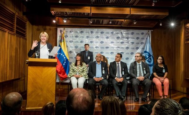 La fiscal general venezolana, Luisa Ortega Díaz (i), participa hoy, martes 25 de abril de 2017, en Caracas (Venezuela), durante un balance ofrecido por los hechos registrados en Venezuela. Efe.