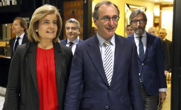 La ministra de Empleo y Seguridad Social, Fátima Báñez, junto al presidente del PP vasco, Alfonso Alonso (c), a quien ha presentado en Bilbao. Efe.
