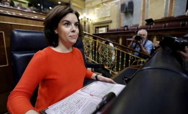 La vicepresidenta del Gobierno, Soraya Saénz de Santamaría, poco antes de la sesión de control al Gobierno, hoy, miércoles 5 de abril de 2017, en el pleno del Congreso de los Diputados. Efe.