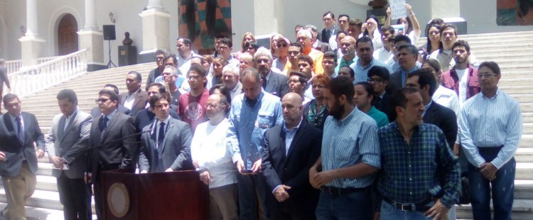 Los diputados d ela mayoría opositora en el Asamblea Nacional de Venezuela, víctimas del último golpe de estado judicial en el país -liderado por el Tribunal Supremo-. Lasvocesdelpueblo.