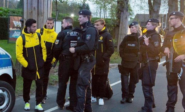Los jugadores del Borussia Dortmund Nuri Sahin (i), Marcel Schmelzer (5i) y Sven Bender (2i) son escoltados hoy, martes 11 de abril de 2017. efe