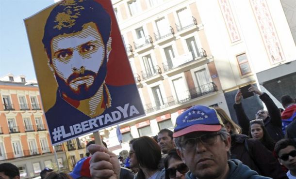Madrileños y venezolanos protestan contra Maduro y piden elecciones en el país. Ciudadanos venezolanos se han concentrado hoy en la Plaza de Callao. Efe.