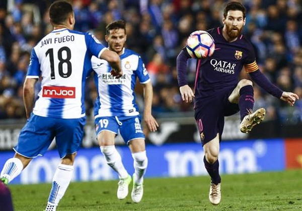 Messi trata de dar un pase letal. El delantero argentino del FC Barcelona Leo Messi (d) controla un balón ante el centrocampista del RCD Espanyol Javi Fuego (i). Efe.