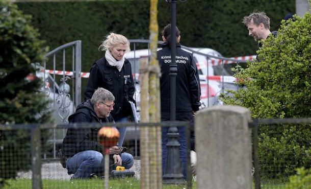 Miembros de la policía forense examinan los alrededores del Hotel L'arrivee en Dortmund (Alemania) hoy, 12 de abril de 2017. Efe.
