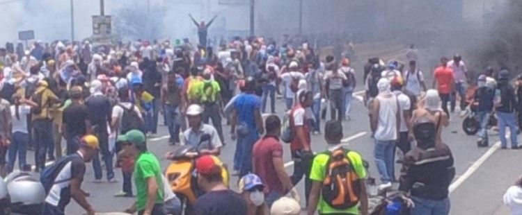 Miles de venezolanos reprimidos durante la manifestación de este lunes, 10 de abril de 2017, en las calles de Caracas, durante la manifestación convocada. Lasvocesdelpueblo.