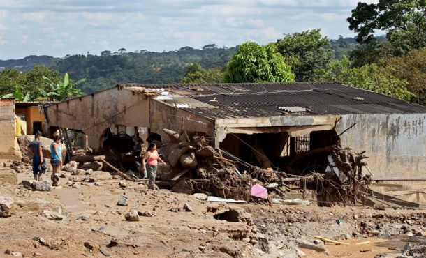 Mocoa (Colombia), Domingo 2 de abril de 2017. Habitantes del barrio San Miguel observan las piedras y escombros de una vivienda hoy, domingo 2 de abril de 2017. Efe