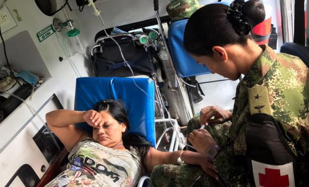Mocoa (Colombia). 02.04.2017. Avalanche en Colombia deja a 234 muertos y 220 heridos. Fotografía cedida por el Ejército de Colombia de una soldado brindando. Efe