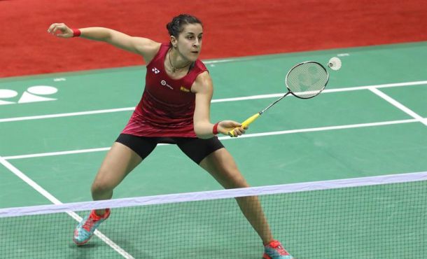 Nueva Delhi (India). Domingo 2 de abril de 2017. La española Carolina Marin en acción ante la india P.V. Sindhu durante la final del Abierto de la India que se ha disputado India. Efe.