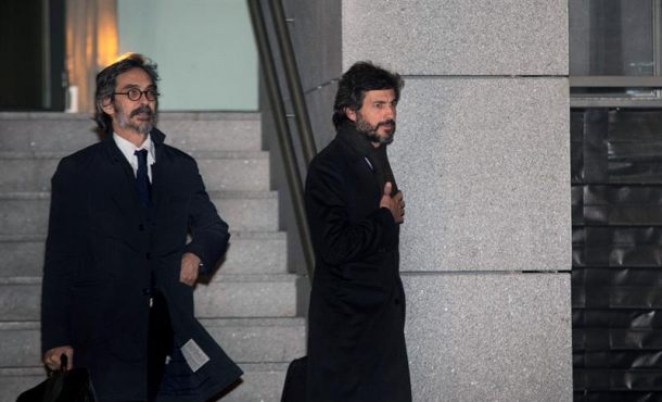 Oleguer Pujol (d), hijo menor del expresidente catalán, Jordi Pujol Soley,, a su salida de la Audiencia Nacional donde fue interrogado por el juez José de la Mata. Archivo Efe.