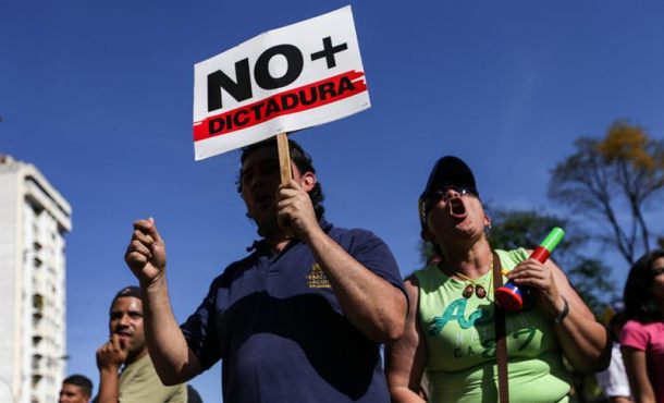 Opositores al Gobierno de Nicolás Maduro se manifiestan en rechazo a la decisión del Tribunal Supremo de asumir las competencias del Parlamento, en Caracas (Venezuela). Efe.