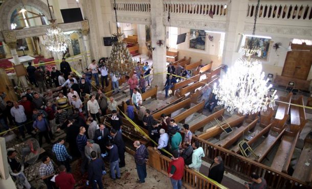 Personal de seguridad investiga en el interior de la iglesia de Tanta (Egipto) en la que este domingo ha hecho explosión una bomba. Efe.