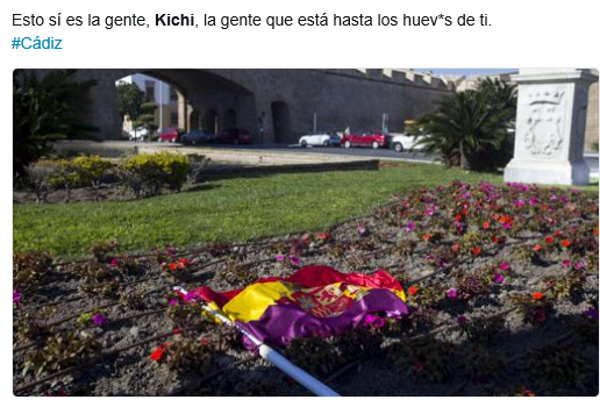 Plaza de la Constitución (Cádiz) España, miércoles 5 de abril de 2017. Tiran al suelo la bandera republicana colgada los morados. Lasvocesdelpueblo.