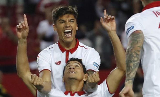Sevilla, 21.04.2017. Los jugadores del Sevilla, el centrocampista brasileño Paulo Henrique Ganso (delante) y el delantero argentino Carlos Joaquín Correa. Efe