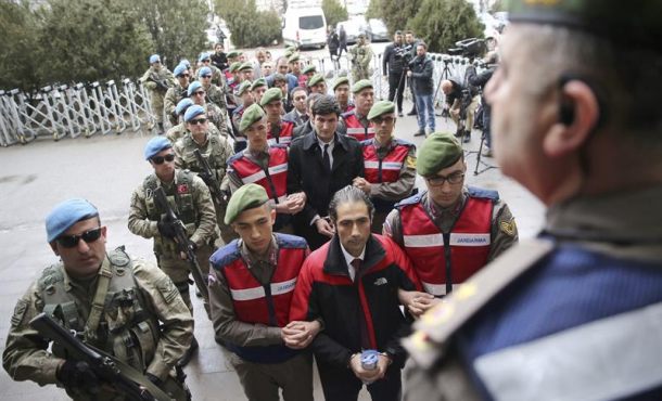 Soldados turcos escoltan a uno de los militares, acusados de intentar tomar el cuartel general de las Fuerzas Especiales del Ejército turco durante el golpe de Estado. Archivo Efe.