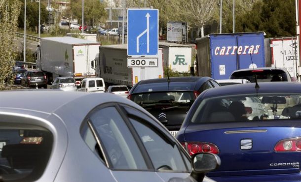 Tráfico en la carretera A-2 en sentido salida de Madrid. Archivo Efe.