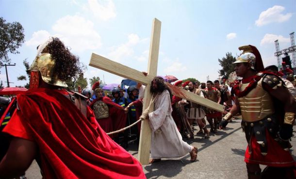 Un grupo de fieles participa en la 174 edición de la representación de la Pasión de Cristo durante del Viernes Santo en Iztapalapa (México). Efe.