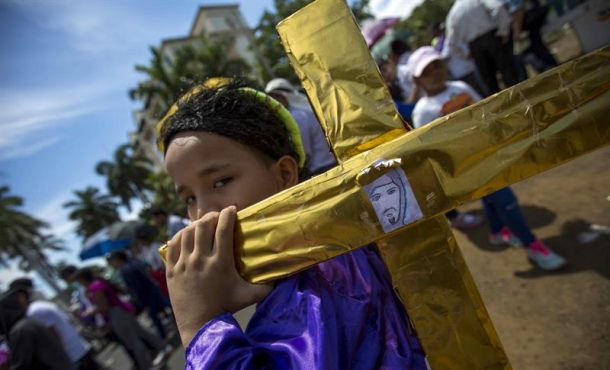 Un niño disfrazado de Jesús participa del viacrucis penitencial de la sangre de Cristo hoy, viernes 14 de abril de 2017, durante la celebración del Viernes Santo en Managua (Nicaragua). Efe.