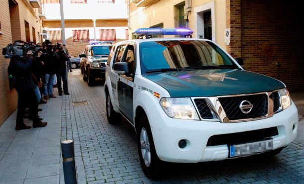 Un vehículo de la Guardia Civil, durante una operación contra presuntos yihadistas en España- Archivo Efe.