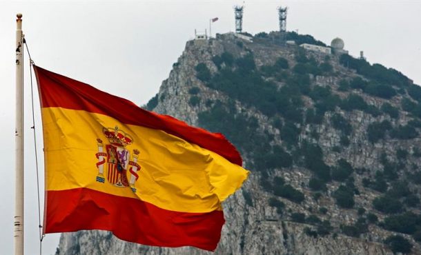 Una bandera española ondea frente al peñón de Gibraltar. Archivo Efe.