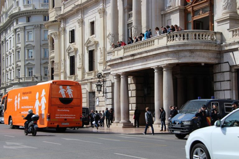 Los cristianos de HazteOír, escoltados por Policía, llegan a Valencia y entregan en manifiesto