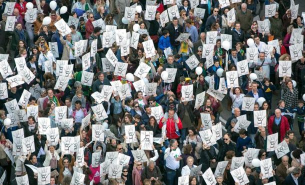 Varios miles de personas, procedentes de toda la Comunidad autónoma, han tomado hoy las calles de Zaragoza para protestar contra el cierre de aulas. Efe