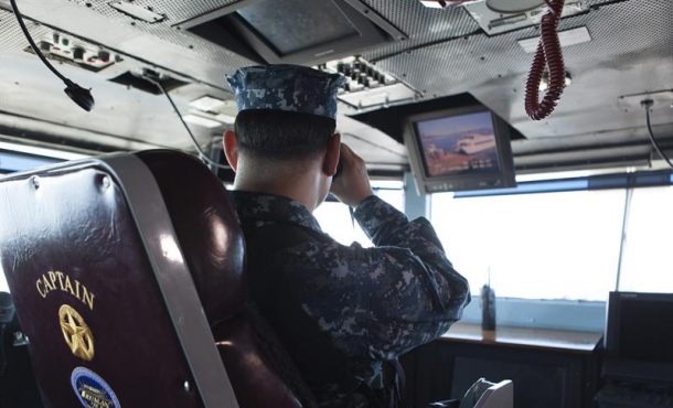 Vista interior de la cabina de un portaaviones nuclear estadounidense. Archivo Efe.