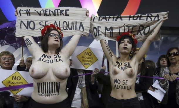 Activistas de FEMEN durante la protesta que realizaron hoy, sábado 6 de mayo de 2017, en la entrada del hotel donde se celebra. Efe