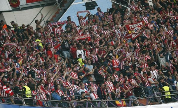 Aficionados del Atlético de Madrid animan a su equipo durante el partido de las semifinales de la Liga de Campeones ante el Real Madrid En el estadio Santiago Bernabéu. Efe.