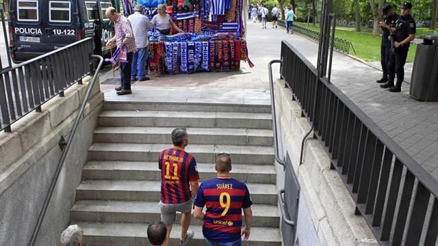 Aficionados del F.C. Barcelona, a la salida de la estación de metro de Pirámides para asistir al partido de la final de la Copa del Rey que disputan el F.C. Efe