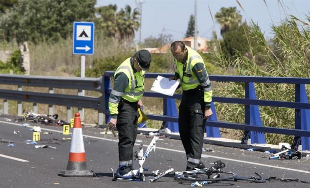Agentes de la Guardia Civil y miembros de Emergencias en el punto kilométrico 205 de la N-332 entre las localidades de Oliva y Denia. Efe