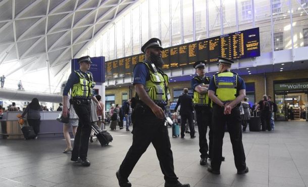Agentes de la policía británica patrullan en la estación de King Cross en Londres, Reino Unido. Efe.